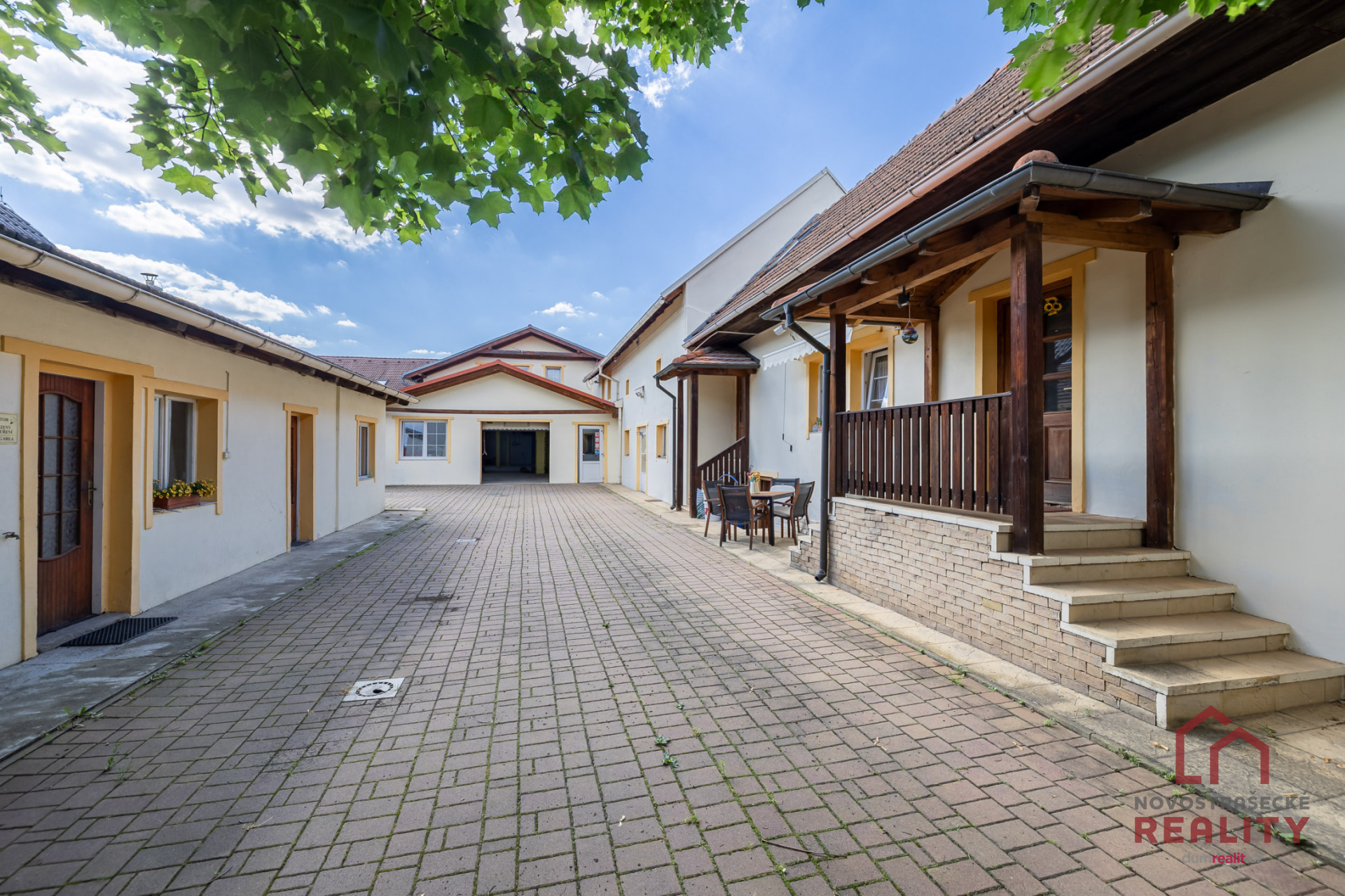 Pronájem komerčního areálu 4.300 m² se skladovou/výrobní halou, kanceláří a bytem 4+1 – fotografie 1