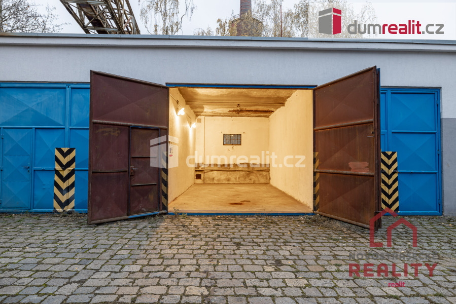 Pronájem prostorné garáže / skladu 32 m² s elektřinou - Slaný, Neratovická ul. – fotografie 1
