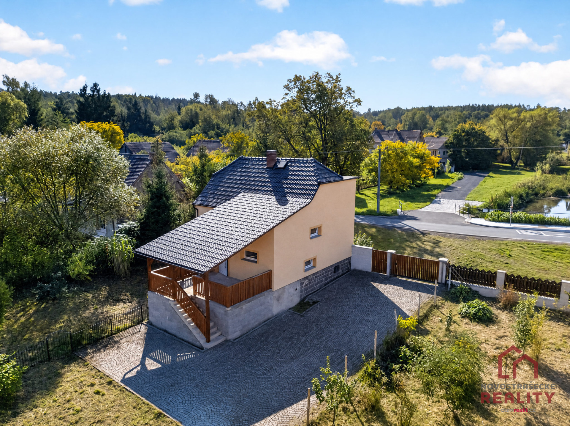 Rodinný dům 3+1 se stodolou, rybníkem a pozemkem 3 982 m² – Chotěšov u Jesenice – fotografie 1