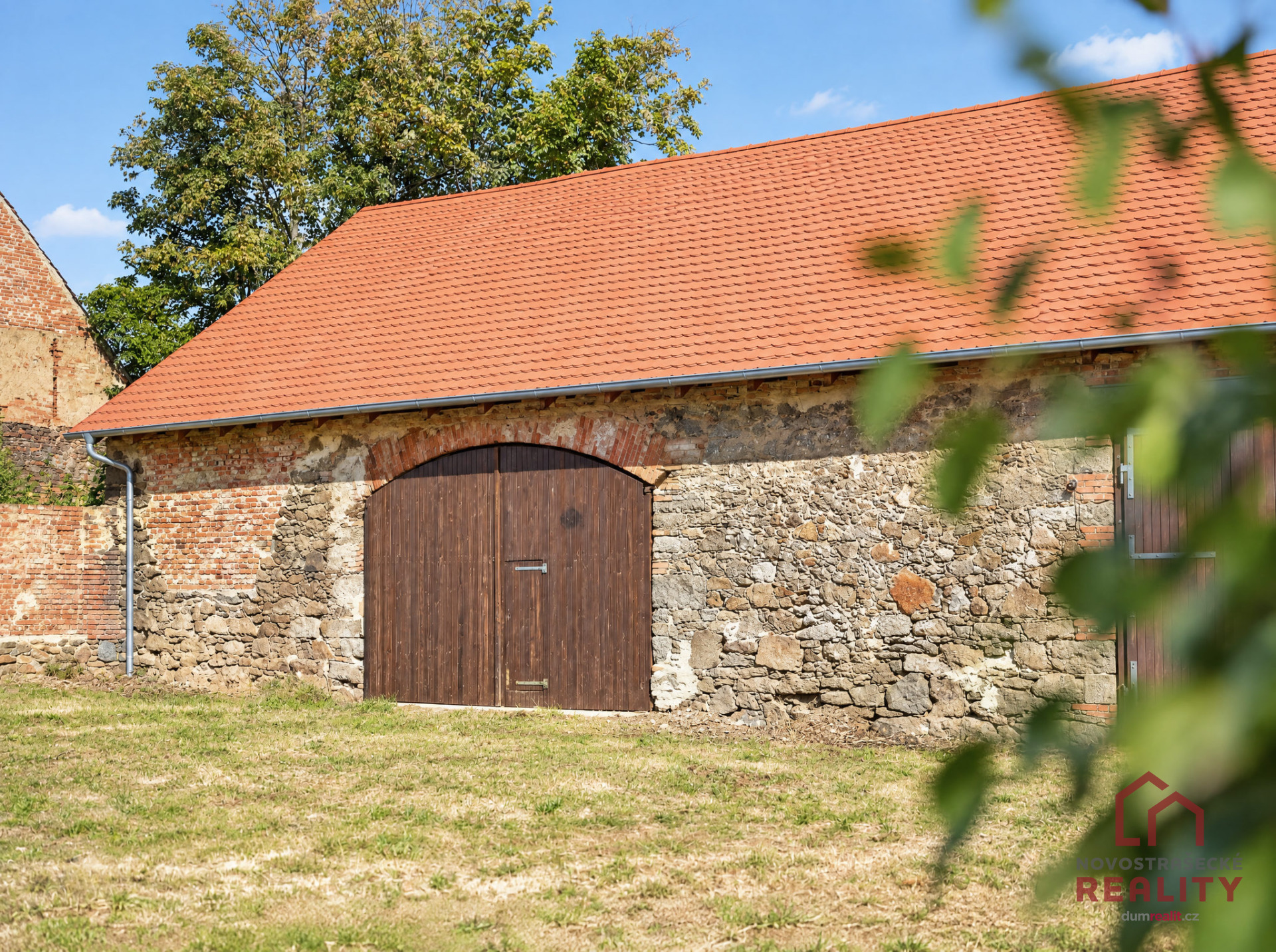 Usedlost s kamennou stodolou pro svatby a kulturní akce, pozemek 3 982 m² – Chotěšov u Jesenice – fotografie 1